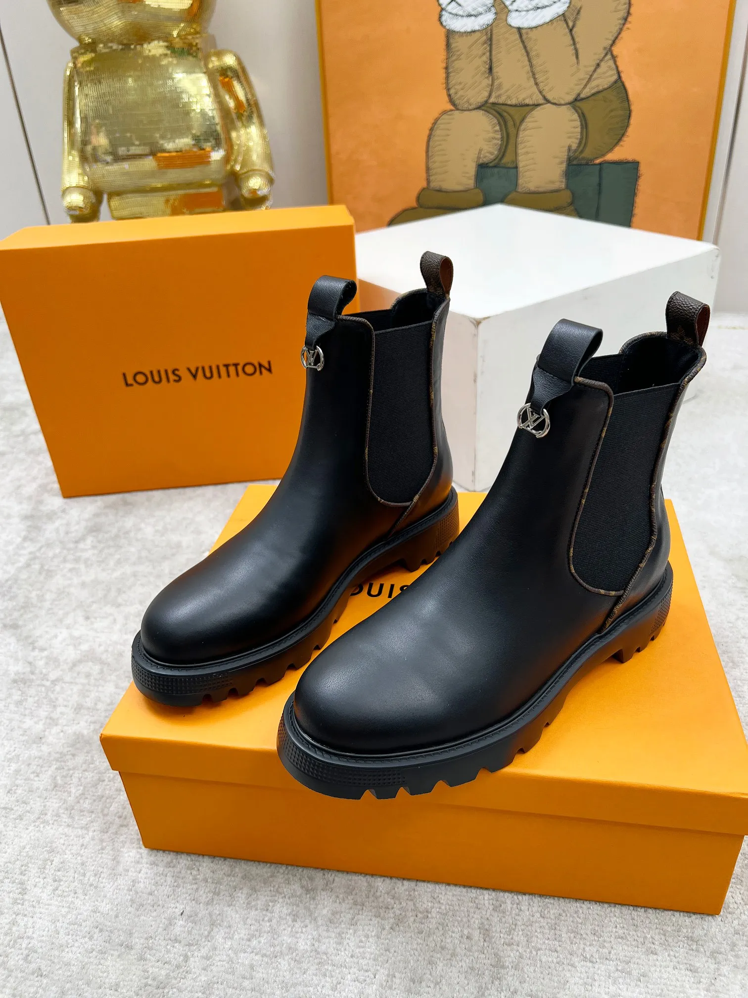 👟👟Ex-factory price 540👟👟 LOUS VUITON 🔥🔥🔥️ The latest short boots model from Louis Vuit 2025 official website, official website 💯 original version 1:1. LV Beaubourg uses calfskin to present a Chelsea-style upper, with a lightweight thick sole. Monogram canvas trim and contrast stitching outline the elastic side panels and seams respectively, cleverly interpreting the balance of strength and softness. It is a fashionable short boot that is comfortable and generous, versatile and very good-looking. Upper: Full-grain calfskin. Lining feet: sheepskin. Color: black/coffee, 35 to 40 yards, (414243 yards can be customized without return or exchange) Bosses are welcome to place orders